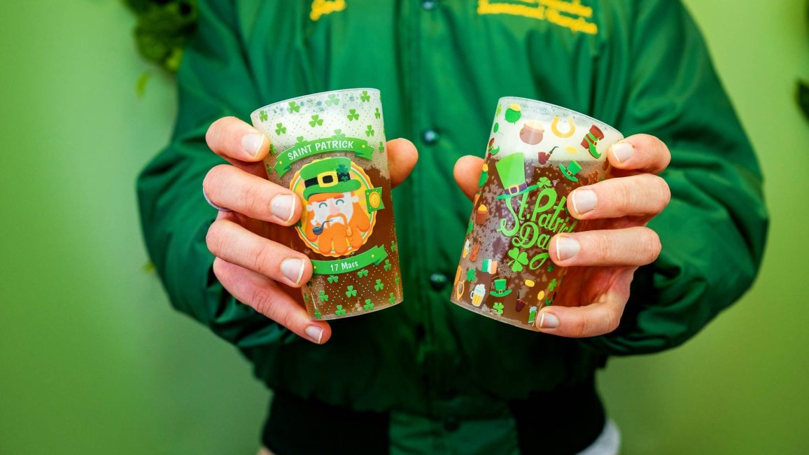 gobelets specialement realises a l occasion de la saint patrick par gobelets com wobz a lyon