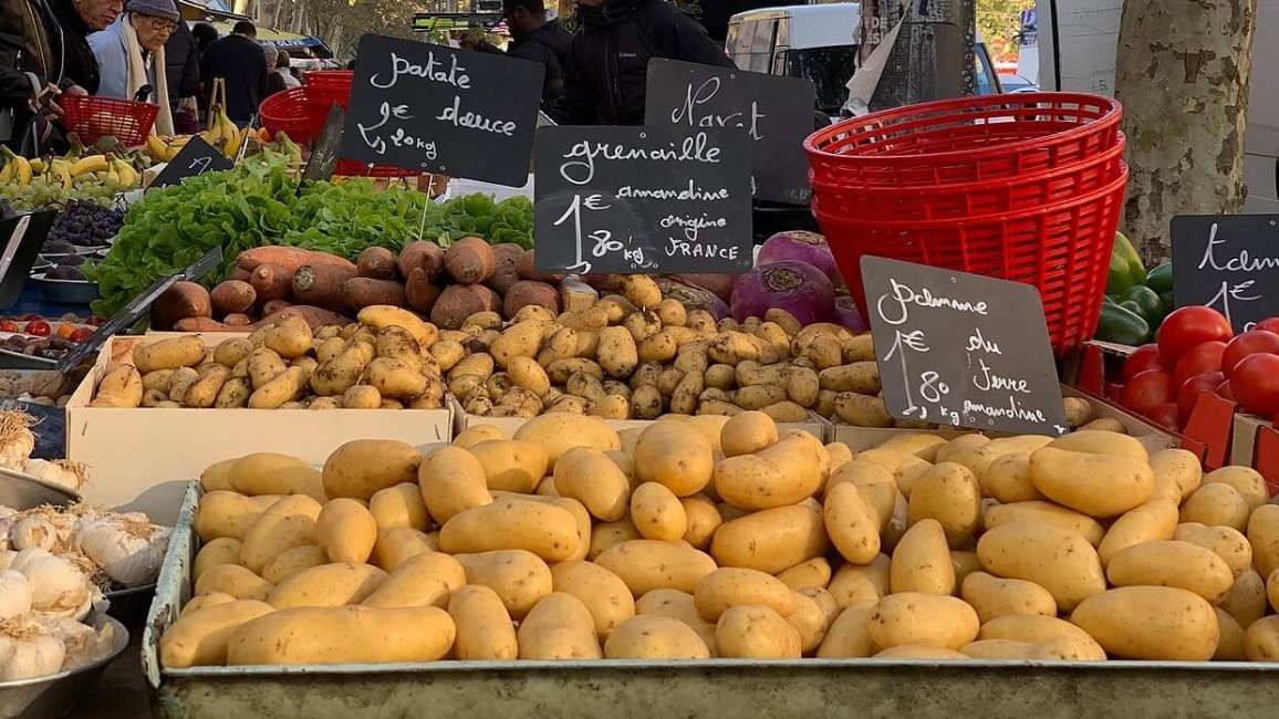 etale pommes de terre sur marche du boulevard de la croix rousse a lyon
