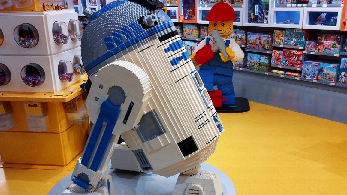 droide en lego expose au lego store au centre commercial westfield a lyon