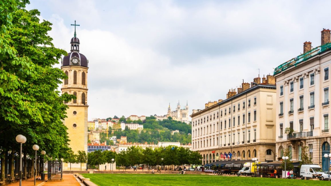 vue sur cathedrale notre dame fourviere depuis place antonin poncet