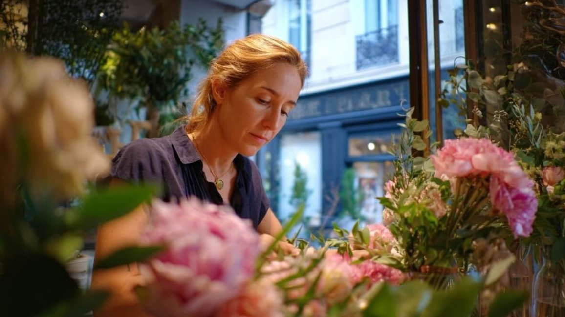 fleuriste lyonnaise realisant une composition pour une livraison