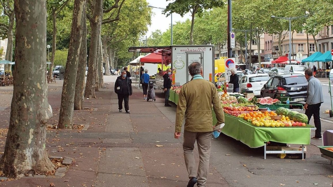 etales fruits et legumes sur le marche de lacroix rousse un dimanche a lyon