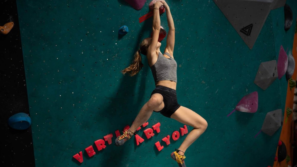 femme en pleine escalade acrobatique a la salle vertical art a lyon