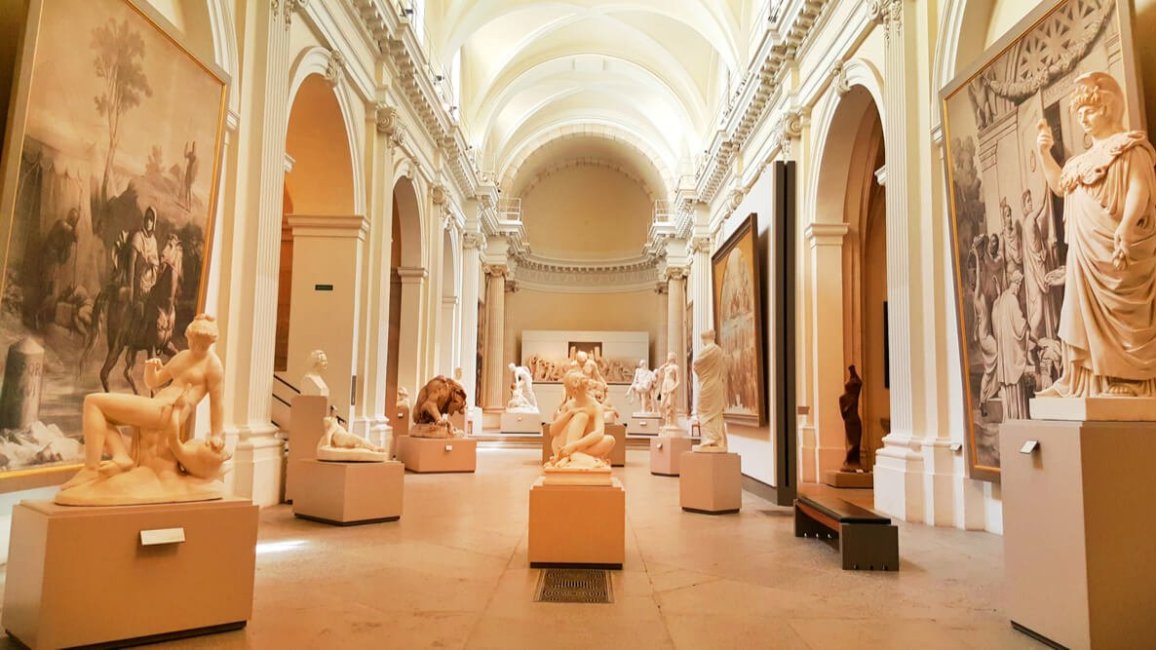 sculptures dans une des galleries du musee des beaux arts a lyon