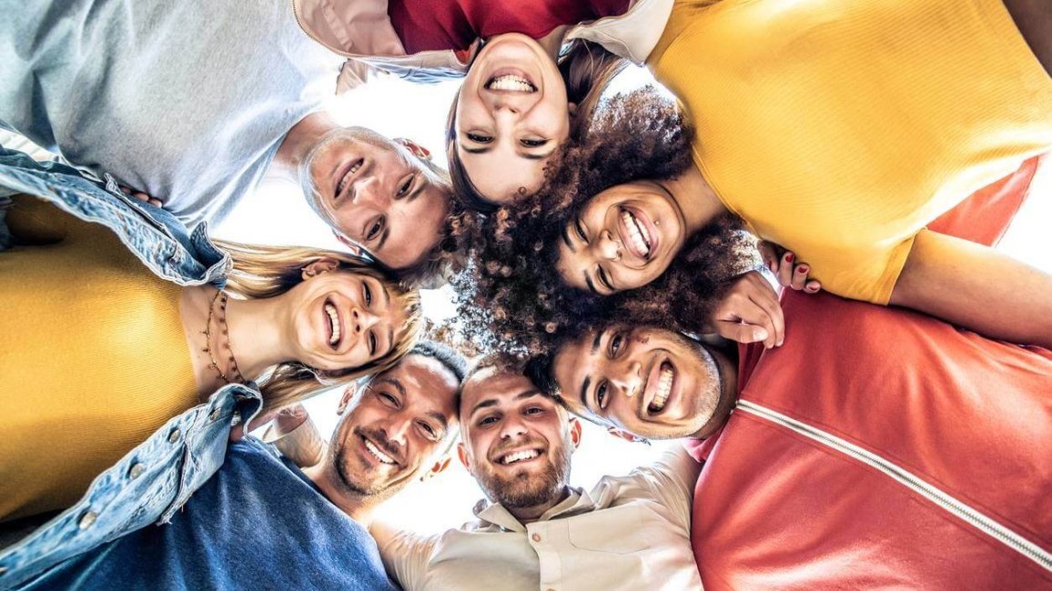 groupe etudiants souriants en cercle