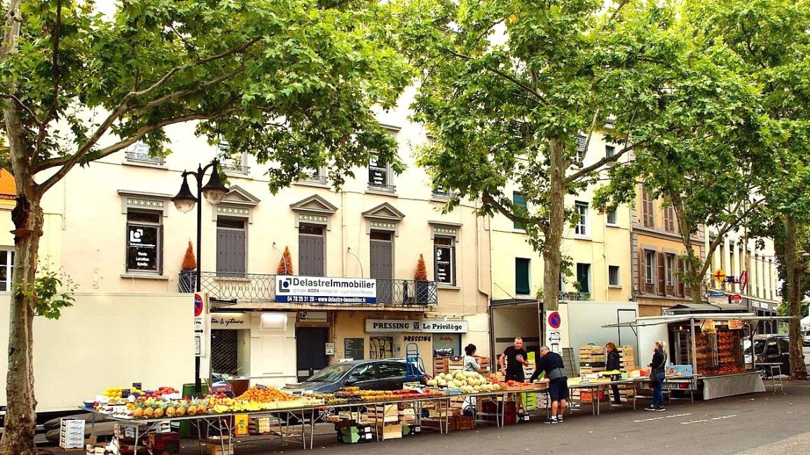stand fruits et legumes sur etales marche boulevard de la croix rousse a lyon