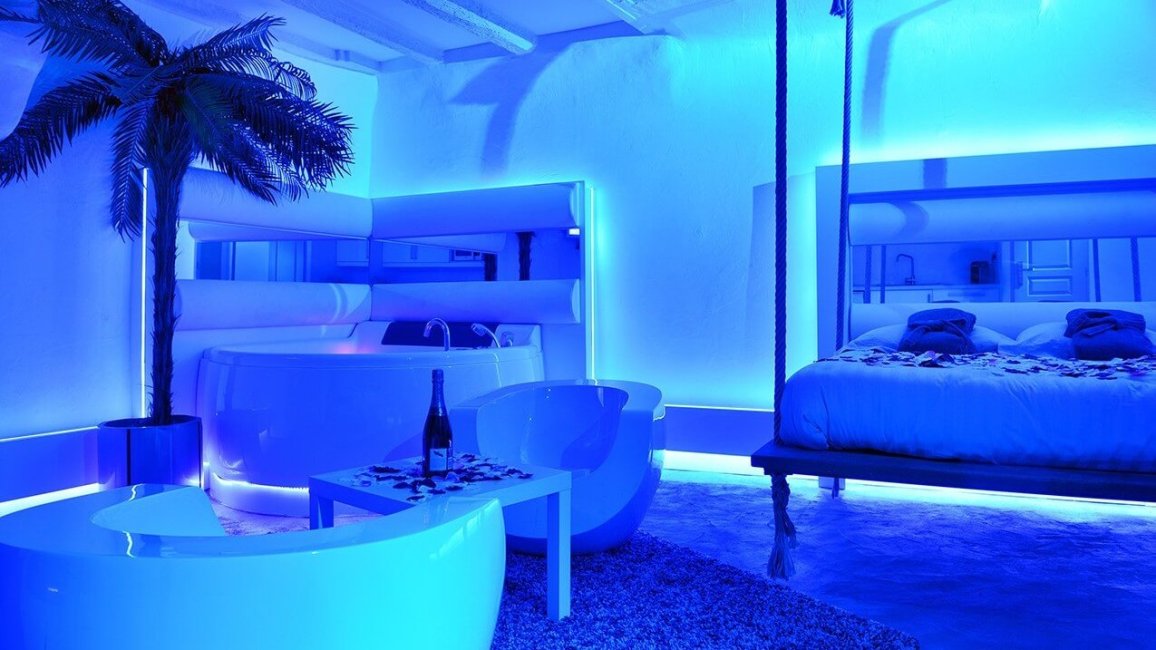 jacuzzi et eclairages d ambiance dans la love room grece spa du vieux lyon