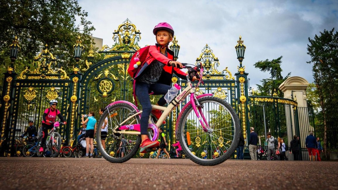 enfant vtt devant entree parc tete or lyon free bike 2019