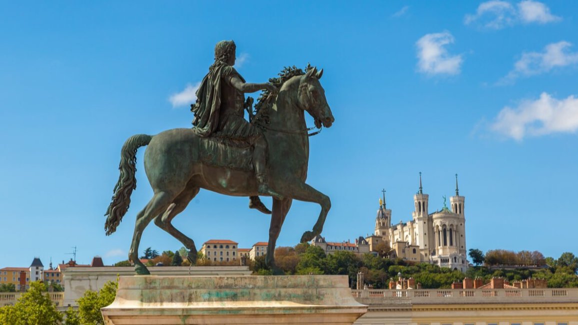 statue equestre de louis xiv sur la place bellecour