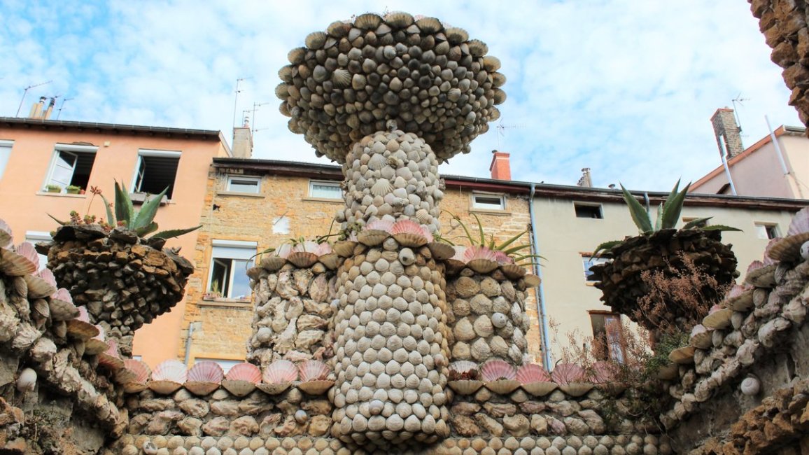 mur pierre coquillages jardin rosa mir lyon