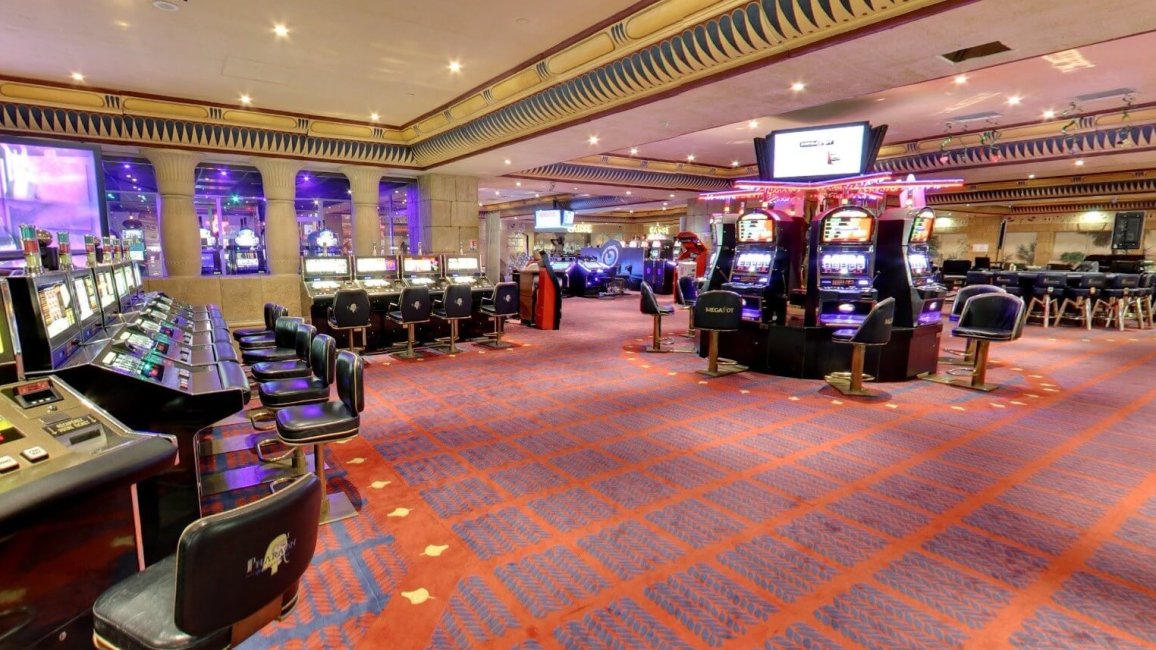 immense salle des machines a sous au casino lyonnais le pharaon