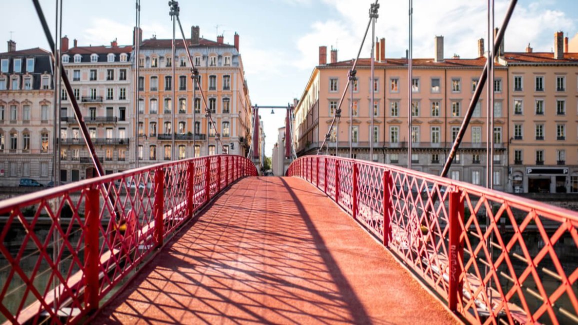 chemin pieton et rambardes rouges de la passerelle masaryk