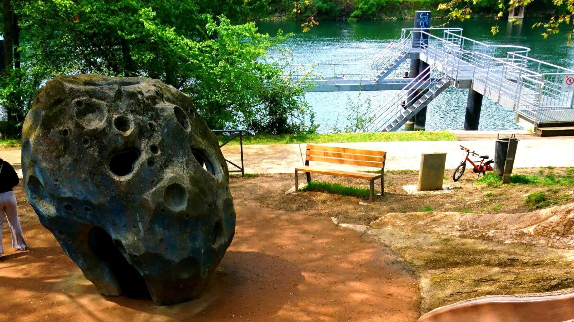 le meteorite du parc le genialithe a lyon