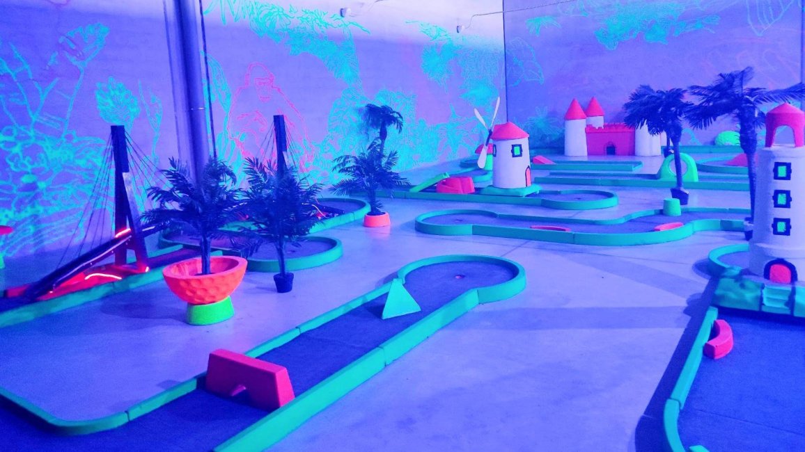 parcours de mini golf au bowling des lumieres a lyon