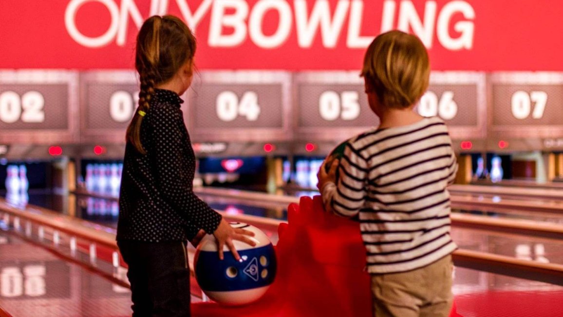 des enfants qui jouent au bowling chez onlybowling lyon la cotiere
