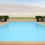 piscine exterieur vue sur champs hotel chateau spa pizay