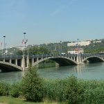 drapeaux flottants sur pont pasteur lyon