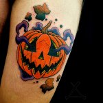 tatouage halloween en couleur au bras realise au salon redfoxten tattoo a lyon