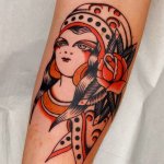 tatouage colore femme au bras realise au salon paul northe tattoo a lyon
