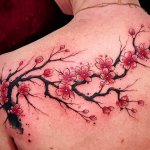 tatouage floral au dos realise par nox tatouage a lyon