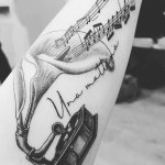 tatouage theme musical au bras realise au salon inkubateur a lyon