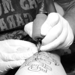 seance de tatouage au salon ocfm studio tattoo a lyon