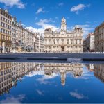 reflet hotel de ville de lyon depuis plan eau place des terreaux