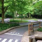 piste de mini karting ombragee entre les arbres du parc de la tete or