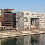 monolithe lyon confluence entourre immeubles residentiels modernes