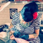 seance de tatouage au salon lili street tattoo a lyon