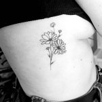 tatouage fleur sur le flanc realise au salon un grain de creativite a lyon