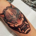 tatouage devil sur la jambe realise au salon holy tiger tattoo a lyon