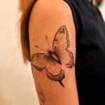 tatouage papillon au bras realise au salon macka studio a lyon