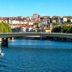 vaporetto navigue sous pont saone