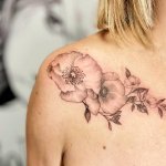 tatouage coquelicots a l epaule realise au salon la tulipe noire a lyon