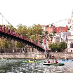 descente de la saone a lyon en canoe kayak avec passage sous la passerelle saint georges