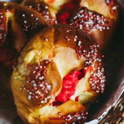 brioche aux pralines saint genix presentee dans un panier en osier