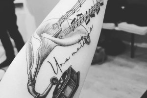 tatouage theme musical au bras realise au salon inkubateur a lyon