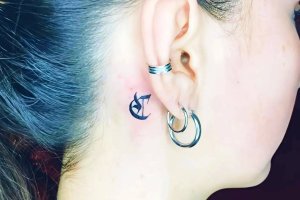 tatouage initial minimaliste derriere l oreil realise au salon ink_bar a lyon