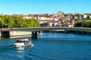 vaporetto navigue sous pont saone