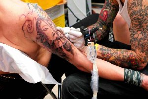 seance de tatouage avec equipements modernes par l equipe gones tattoo ink family a lyon