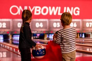 des enfants qui jouent au bowling chez onlybowling lyon la cotiere