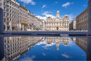 reflet hotel de ville de lyon depuis plan eau place des terreaux