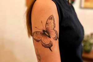 tatouage papillon au bras realise au salon macka studio a lyon