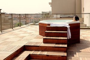 jacuzzy exterieur sur terrasse en bois au lagrange appart hotel de lyon lumiere