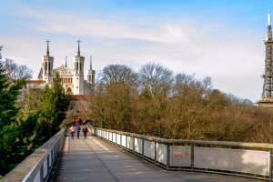 passerelle parc des hauteurs vue cathedrale notre dame fourviere