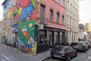 facade tagguee du centre culturel experimental boomrang a lyon