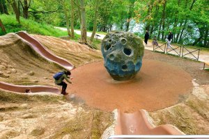 aire de jeux autour du meteorite au parc le genialithe a lyon