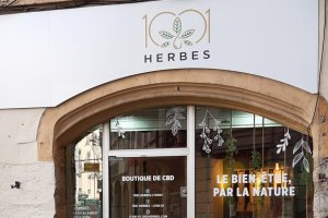 devanture vitrine boutique cbd 1001 herbes lyon 1