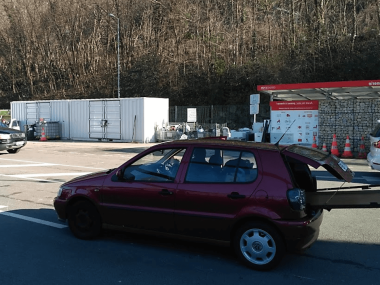 dechargement d encombrants devant la donnerie de la decheterie de vaise a lyon 9